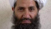 El mulá Hibatullah, el nuevo líder talibán, con una mano el Corán y en la otra el kalashnikov