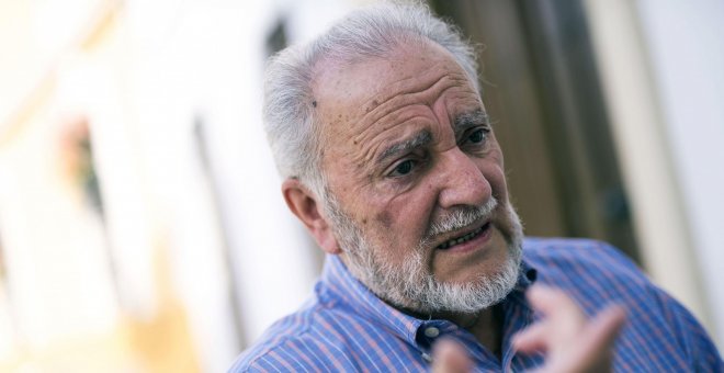 Julio Anguita sigue ingresado en la UCI sin cambios significativos