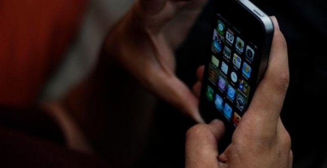 El director de 'El País América' se gasta 250.000 euros con su móvil por no activar el 'roaming'