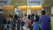 Vueling cancela otros dos vuelos de sus 700 previstos y anuncia la contratación de 34 pilotos nuevos