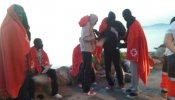 Once inmigrantes alcanzan la costa de Ceuta en una pequeña embarcación