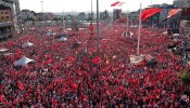 Miles de turcos salen a la calle para protestar contra el golpe y la deriva dictatorial del presidente Erdogan