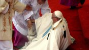 El papa sufre una caída mientras oficiaba una misa en Polonia