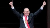 Kuczynski asume la presidencia de Perú prometiendo una "revolución social"