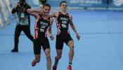 Mario Mola, campeón del mundo de triatlón por el desfallecimiento de Jonathan Brownlee en la meta