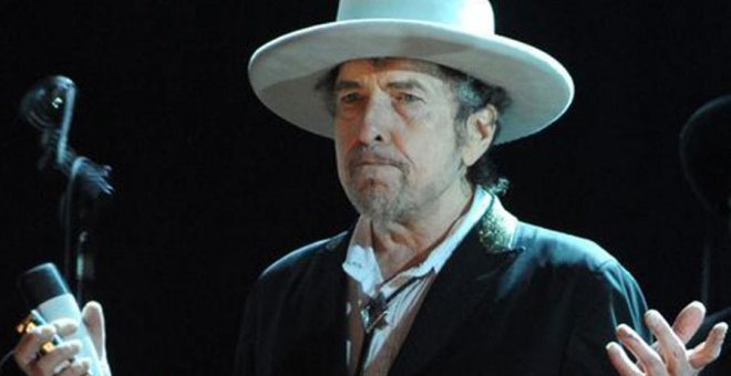 Bob Dylan confirma a la Academia Sueca que sí recogerá el Nobel
