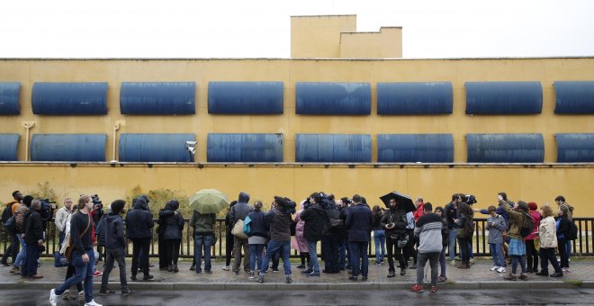 La sombra de las torturas en el CIE de Aluche se alarga con una nueva investigación por la agresión de un policía a un interno