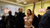 Dos activistas de Femen protestan en el colegio electoral de Trump contra sus comentarios machistas