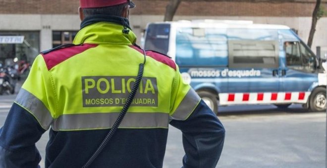 El joven agredido por un mosso en Barcelona le denuncia por su "agresividad increíble"