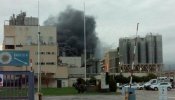 Un incendio en una planta de la química La Seda obliga a confinar a los vecinos del Prat