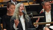Patti Smith se emociona y se equivoca en la ceremonia de los Nobel