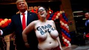 Una activista de Femen irrumpe en la presentación de la estatua de Trump al grito de "agarradlos de las pelotas"