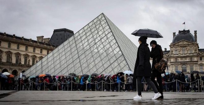 El Louvre reabre al público después de que un hombre intentase agredir a militares