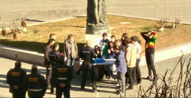 Los estudiantes de la URJC denuncian que el rector dejó entrar a la Policía en el campus para impedirles informar de las elecciones