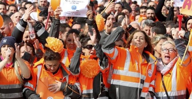 Los estibadores mantendrán la huelga porque el decreto "no garantiza el empleo"