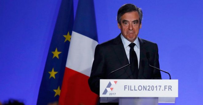 Fillon no se retira de la campaña tras ser citado a declarar ante los jueces por enchufar a sus familiares