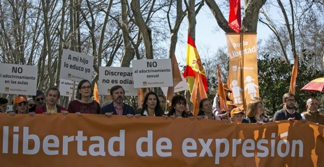 Cientos de ultras se manifiestan en Madrid en apoyo al autobús del odio de Hazte Oír