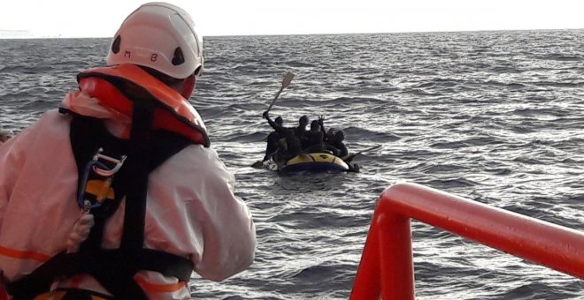 Rescatados siete hombres que cruzaban el Estrecho en una embarcación hinchable