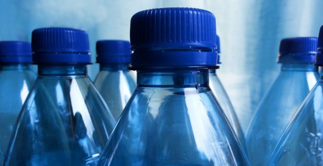 Una cadena de supermercados francesa dejará de vender agua en botellas de plástico