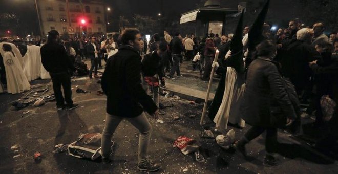 Un herido grave y ocho detenidos tras varios disturbios en la Madrugá de Sevilla