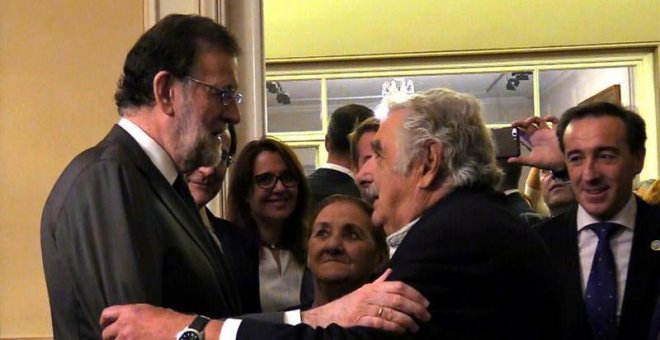 Rajoy respalda a los ministros Catalá y Zoido y dice que en España "quien la hace la paga"