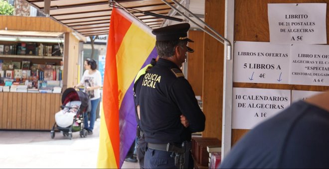 La Policía obliga a retirar una bandera republicana en la Feria del libro de Algeciras