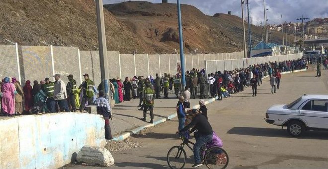 Cinco porteadoras marroquíes, heridas en una avalancha humana en el paso de Ceuta