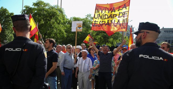 Unas 200 personas protestan contra la conferencia de Puigdemont en Madrid al grito de "Arriba España"