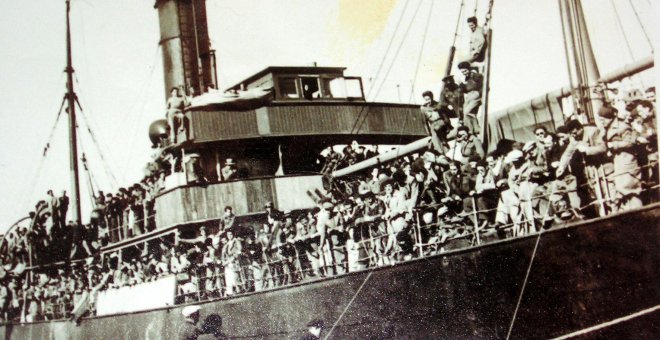 Arrancan la placa del puerto de Alicante en memoria del Stanbrook