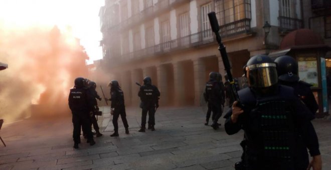 La Policía carga contra las personas que protestaban por el desalojo de un centro cultural en Santiago de Compostela