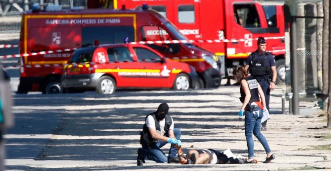 Un hombre armado embiste con su coche un furgón policial en los Campos Elíseos