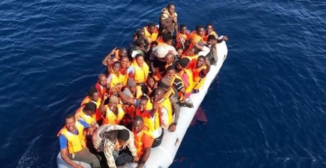 Rescatadas 25 personas en una patera cerca de la isla de Alborán