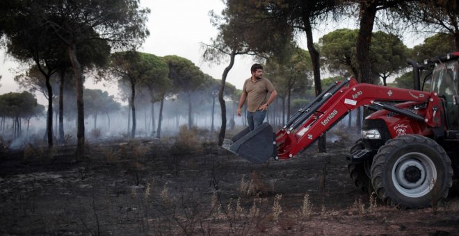 Cercados dos de los tres focos del incendio de Moguer