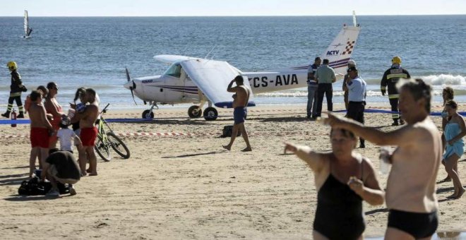 Dos bañistas mueren arrollados por una avioneta en una playa portuguesa