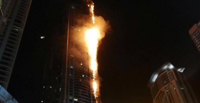 Incendiada la Torre Antorcha de Dubái, uno de los edificios más altos del mundo