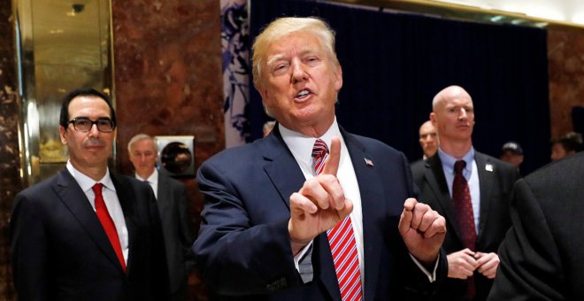 Trump liquida sus consejos empresariales tras las críticas a su tibia reacción a los incidentes racistas