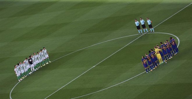 Emotivo minuto de silencio en el Camp Nou en recuerdo a las víctimas de los atentados