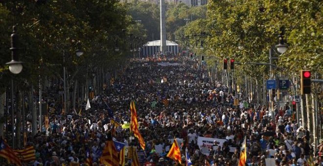 Miles de personas inundan el centro de Barcelona