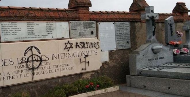 Pintan con símbolos nazis las tumbas de las Brigadas Internacionales de un cementerio de Madrid