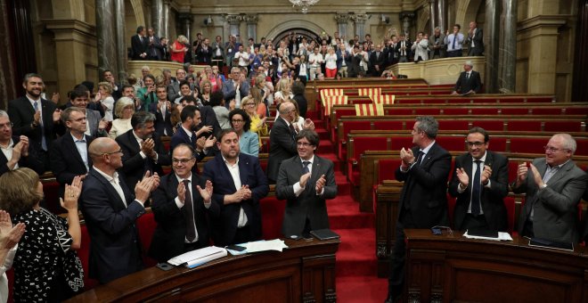 El Parlament aprueba la ley de referéndum tras abandonar el pleno la oposición