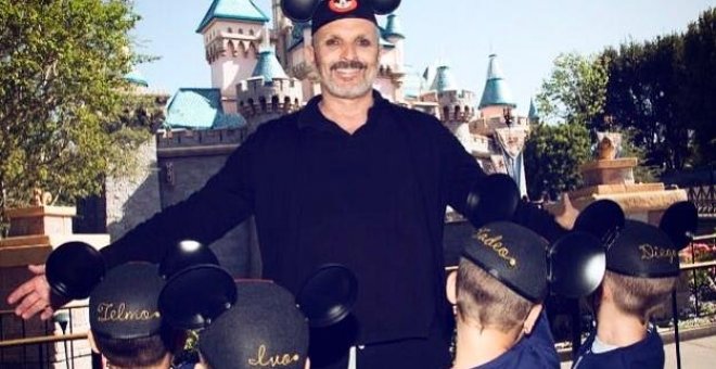 Miguel Bosé publica una foto de sus cuatro hijos de frente para impedir una "extorsión"