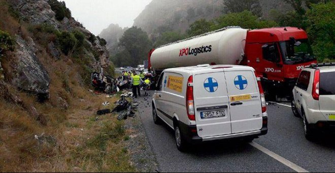 Envían el volante de un coche accidentado al ministro de Fomento para denunciar que la N-I tiene el tramo más peligroso de España