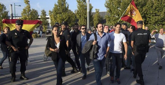 Ultras con banderas de España protestan en el acto de Unidos Podemos: "Hay que poner cocodrilos en la frontera con Catalunya"