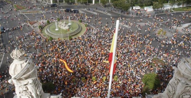 El saludo fascista y el 'cara al sol' cierran la concentración en Madrid contra el referéndum catalán