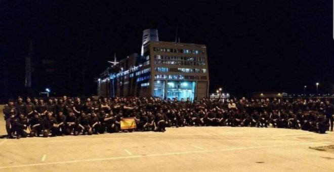 Decenas de policías posaron en el puerto de Barcelona tras sus violentas cargas en el 1-O