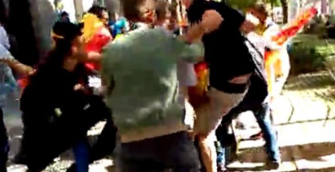 Varias personas agreden a un fotógrafo en la manifestación de Barcelona creyendo que era un periodista de TV3