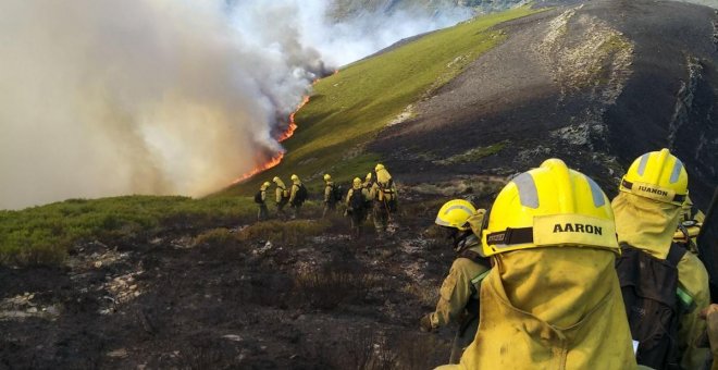 Al menos 35 incendios activos en Asturias y suspendidas las clases en 23 centros