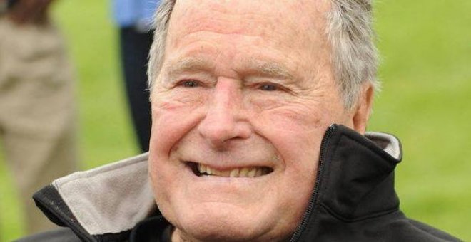 Bush padre llama "fanfarrón" a Trump y confirma que votó por Clinton
