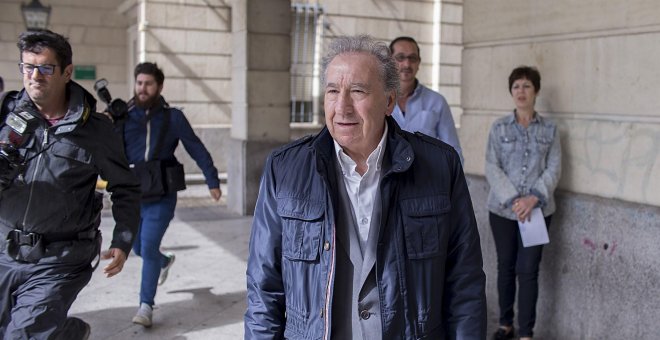 La juez sienta en el banquillo al empresario que simuló besar a Teresa Rodríguez y le impone una fianza de 14.560 euros