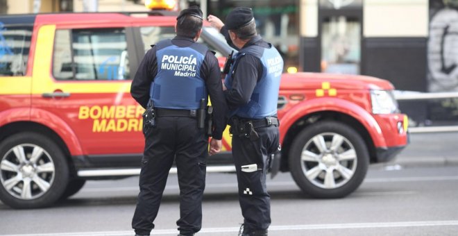 Almeida dotará a los policías municipales de Madrid de porras extensibles